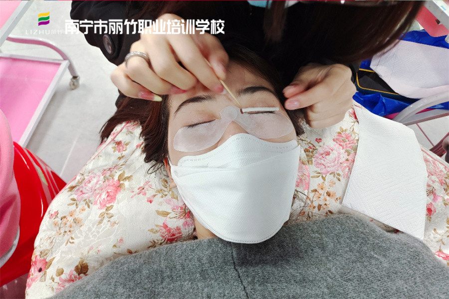 冷燙翹睫術(shù)的好處，南寧美甲美睫學(xué)校分享