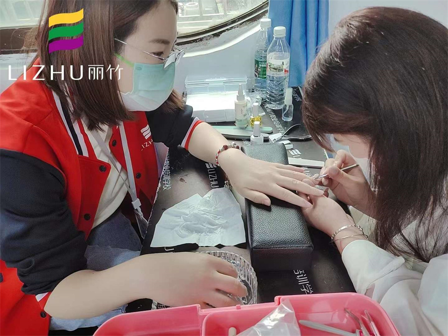 廣?西美甲基礎知識內容：美甲怎么修手？