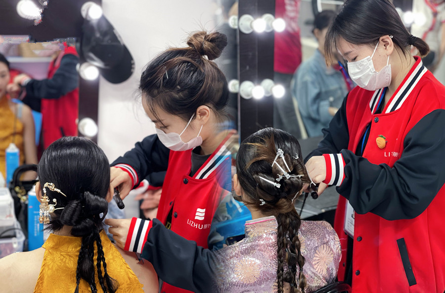 晨袍發(fā)型特點，廣西新娘彩妝造型學(xué)校課堂實訓(xùn)