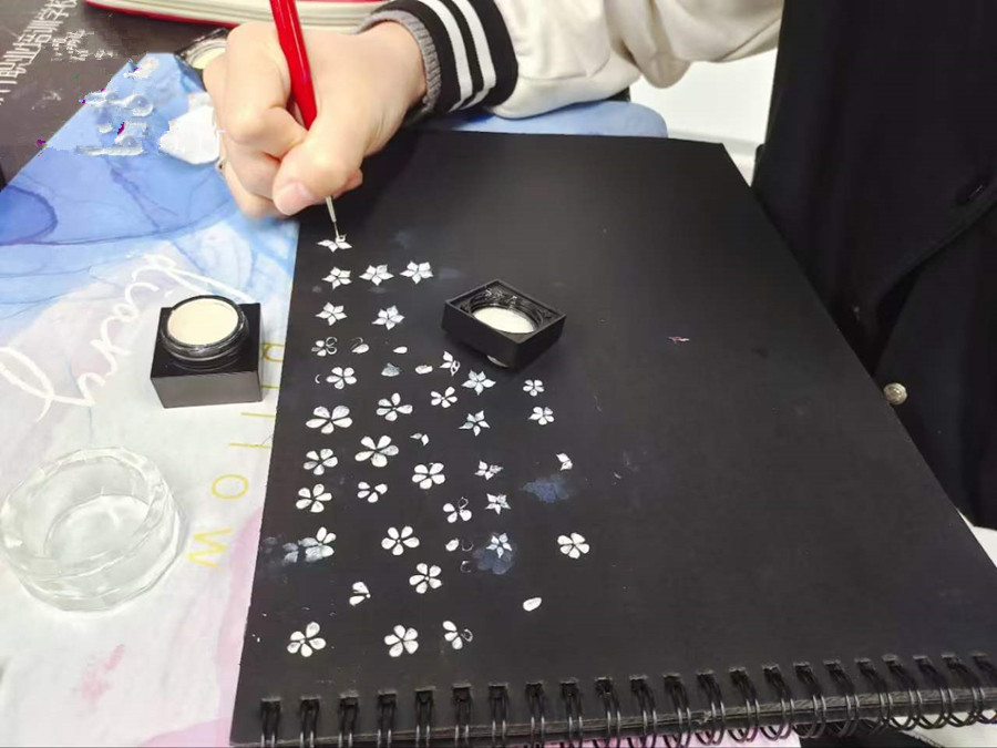 美甲紙上畫(huà)花，南寧美甲課堂練習(xí)