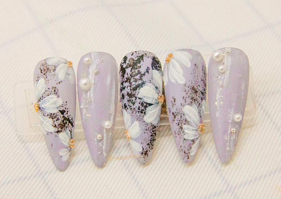 南寧美甲學(xué)校：磨砂美甲，鉑金膠美甲，彩繪小雛菊美甲