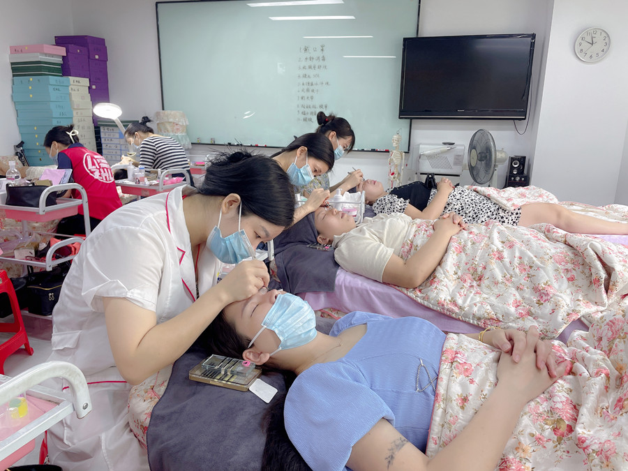 決定美睫密度與長度的標準，南寧美甲美睫分享