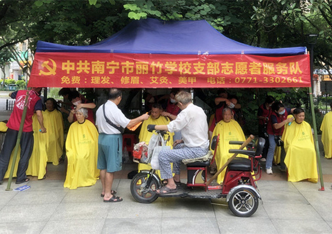 ?小區(qū)免費理發(fā)公益活動，廣西美發(fā)職業(yè)技術(shù)學校在進行