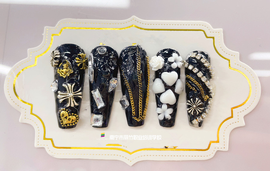 飾品堆鉆美甲，廣西美甲專業(yè)教學學員作品