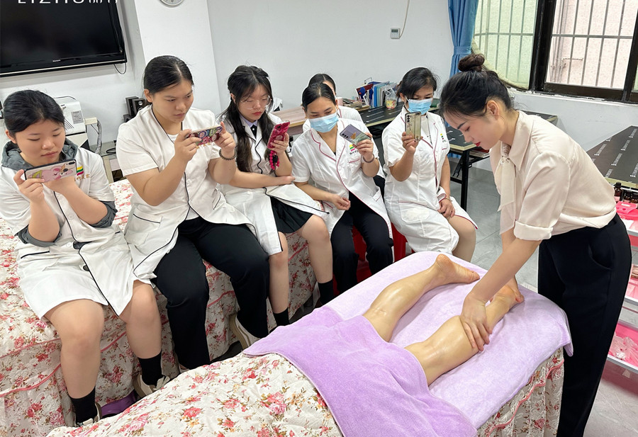 廣西美容美師：如何給腿部按摩？