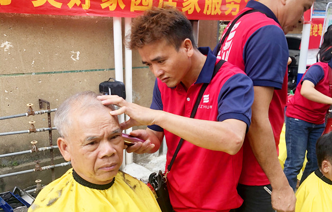 廣西美發(fā)職業(yè)學(xué)?！皩W(xué)雷鋒”活動走進南棉社區(qū)