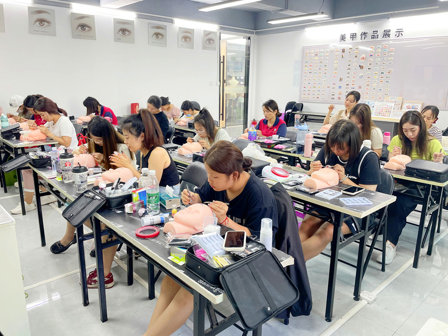 為什么要在假頭模練習(xí)美睫？廣西美睫培訓(xùn)課件解析