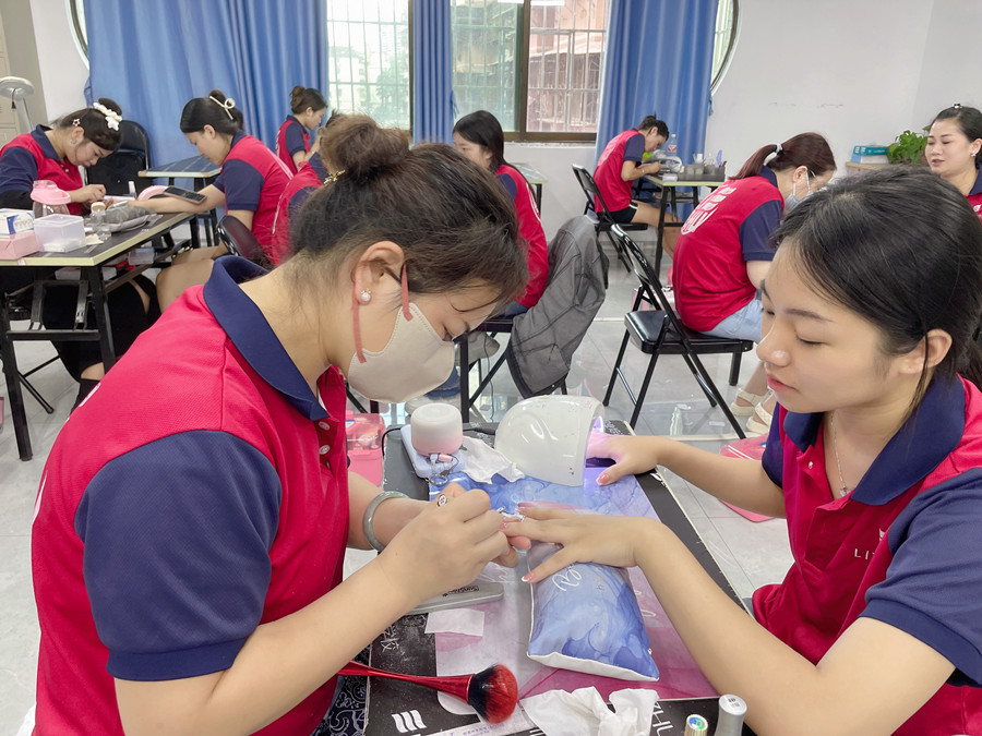 南寧美甲職業(yè)：指甲油干了怎么辦？