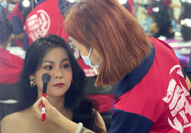 披發(fā)造型新娘，零基礎化妝造型