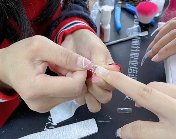 廣西美甲：貼甲片需要照燈嗎？