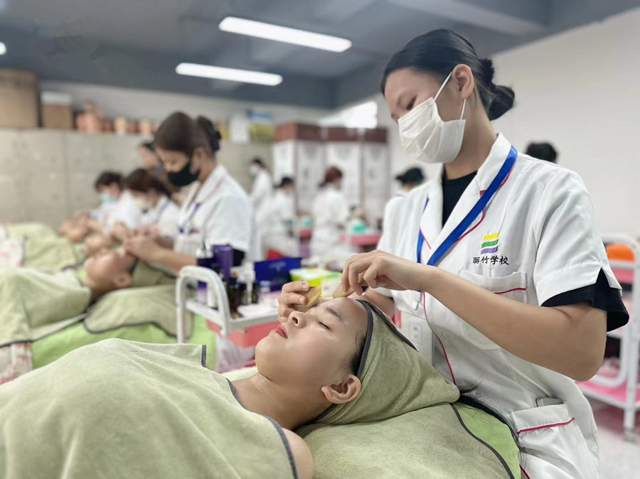 面部刮（sha）痧的教程，?廣西美容皮膚管理學(xué)校學(xué)習(xí)