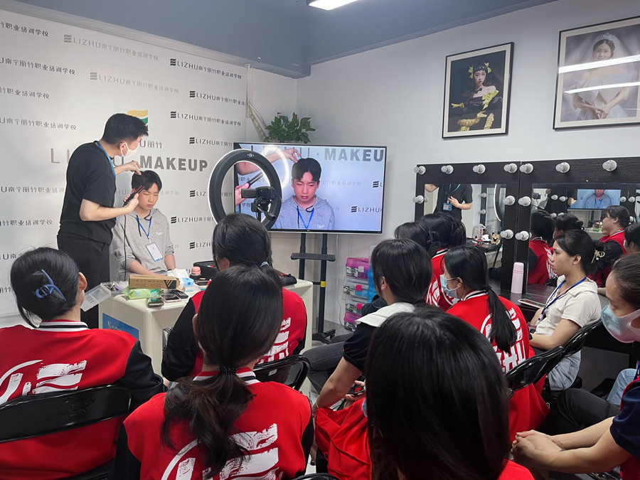 如何給男生化妝？廣西化妝彩妝基礎(chǔ)