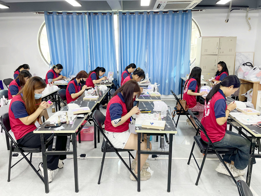 廣西美甲學校推薦：零基礎美甲怎么學？