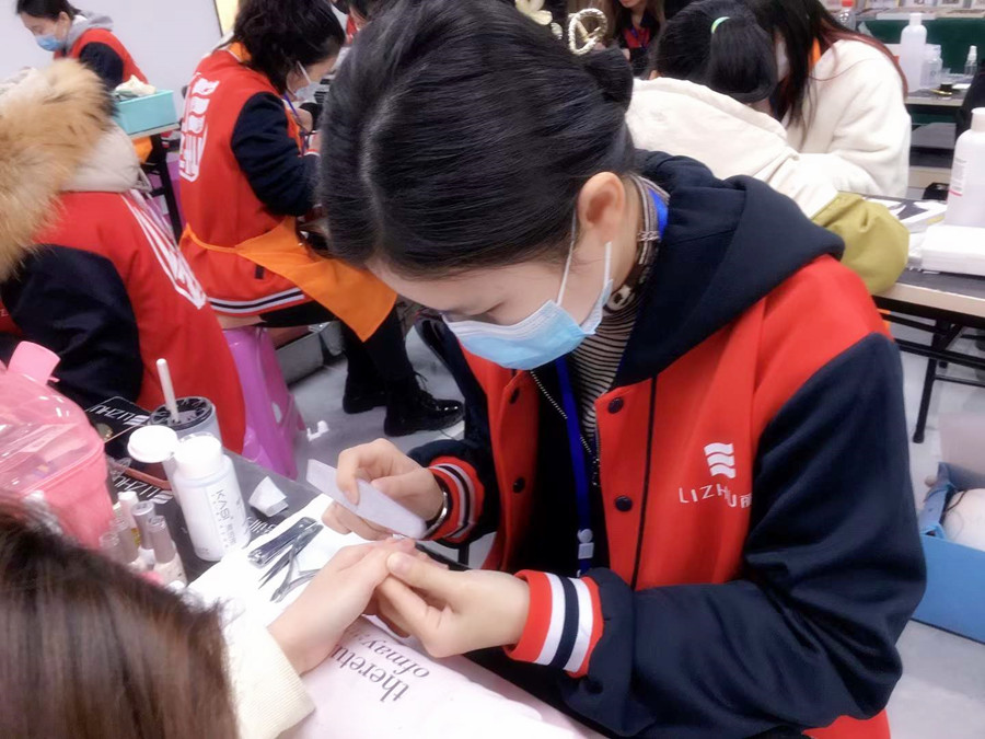 打磨甲面的作用？南寧美甲培訓(xùn)班技能分享