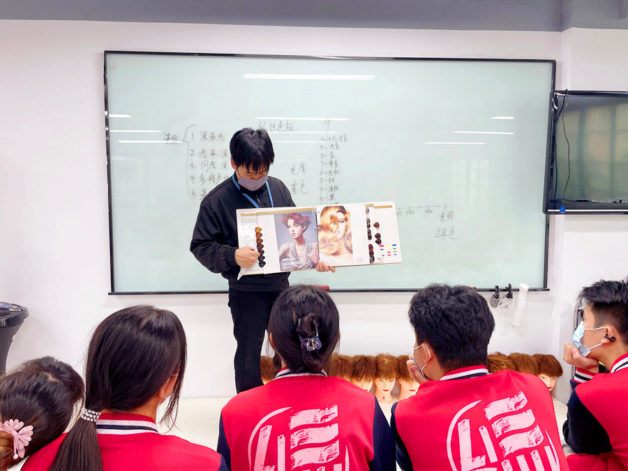 認識染發(fā)系統(tǒng)和色板，南寧學染發(fā)基礎