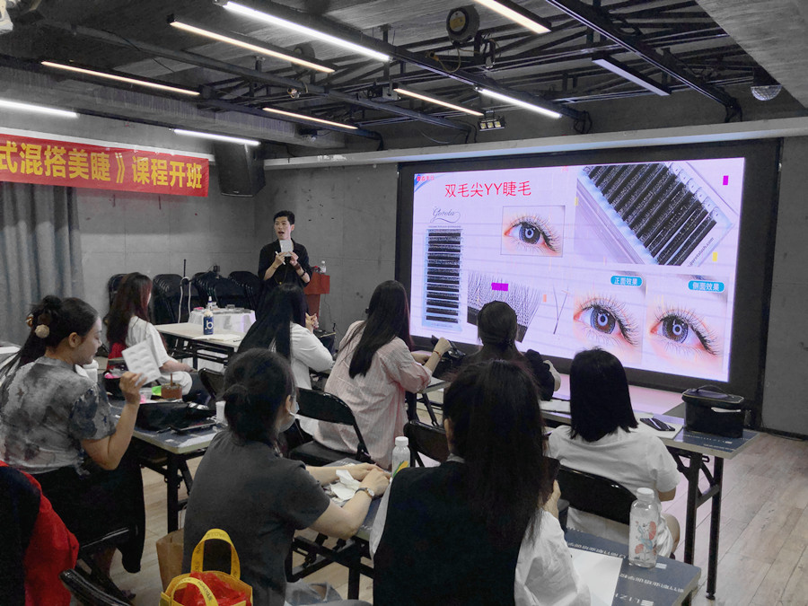 南寧美甲美睫培訓學?！痘ㄊ交齑蠲澜蕖氛n程開班