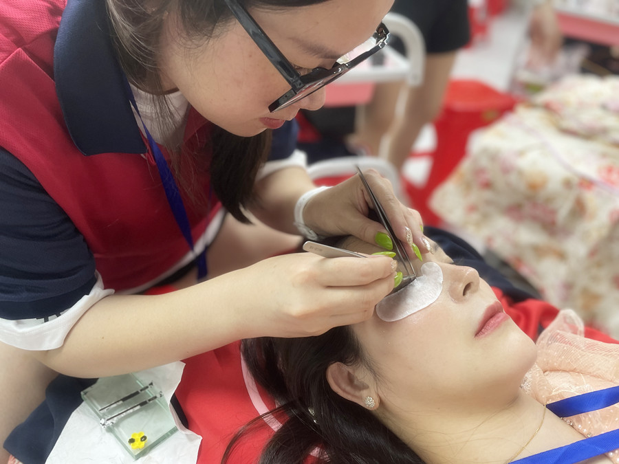 美睫后眼睛癢？廣西美甲美睫學校幫你解決