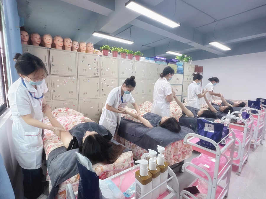 為什么要進(jìn)行手部護(hù)理？南寧美容職業(yè)培訓(xùn)學(xué)校解答