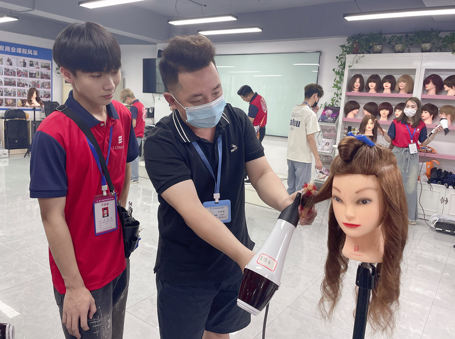 怎么樣才能做好吹風(fēng)造型？南寧美發(fā)吹風(fēng)培訓(xùn)