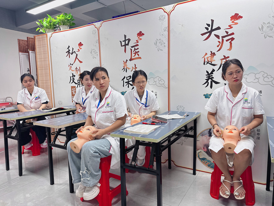 假頭模面部美容教學(xué)，南寧美容培訓(xùn)被認(rèn)可
