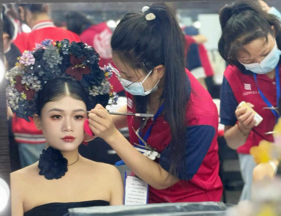新中式簪花寫真，零經(jīng)驗學化在廣西學員作品