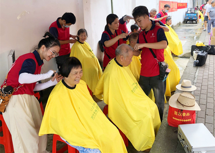 南寧理發(fā)美發(fā)學校為民免費理發(fā)，個個都是“活雷鋒”