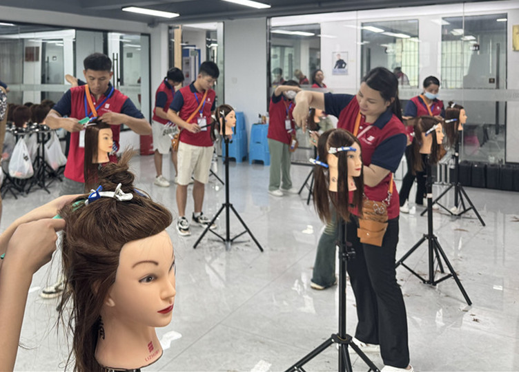 什么是挑剪？廣西美發(fā)剪發(fā)理發(fā)學校課堂講解