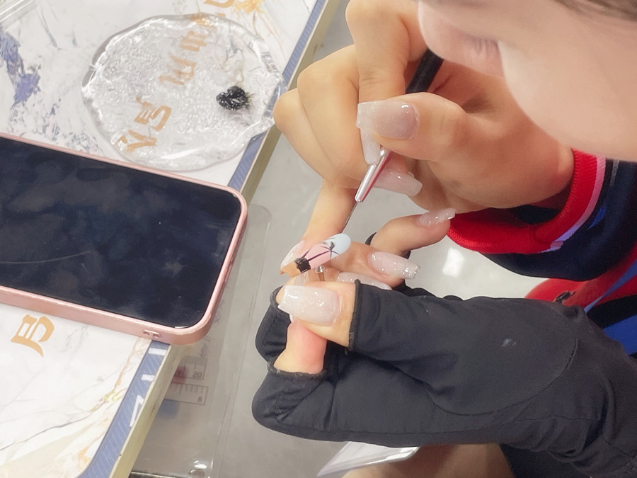 甲片的材質(zhì)和使用時間限制？南寧美甲進修深造培訓(xùn)