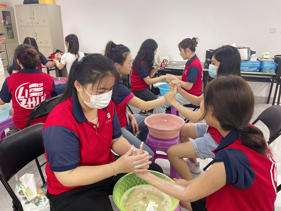 南寧美甲護理：指甲為什么會出現(xiàn)白點和豎線？