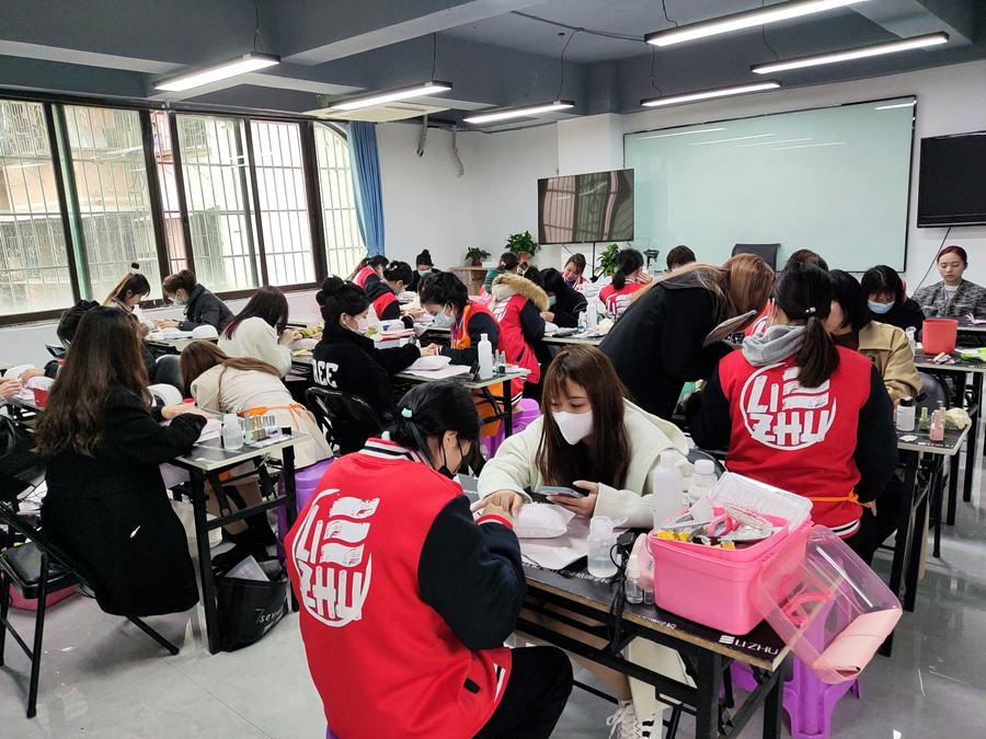 南寧美甲護理培訓：為什么你的指甲又脆又??？