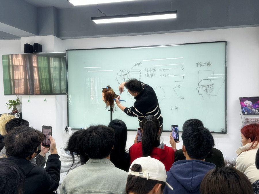 內(nèi)斜手法練習(xí)，廣西美發(fā)女士剪發(fā)培訓(xùn)