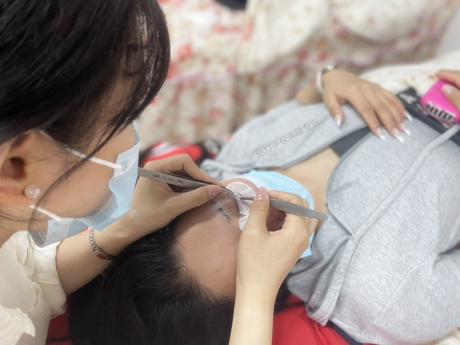 南寧美睫：不同經(jīng)驗的美睫師如何選擇膠水？
