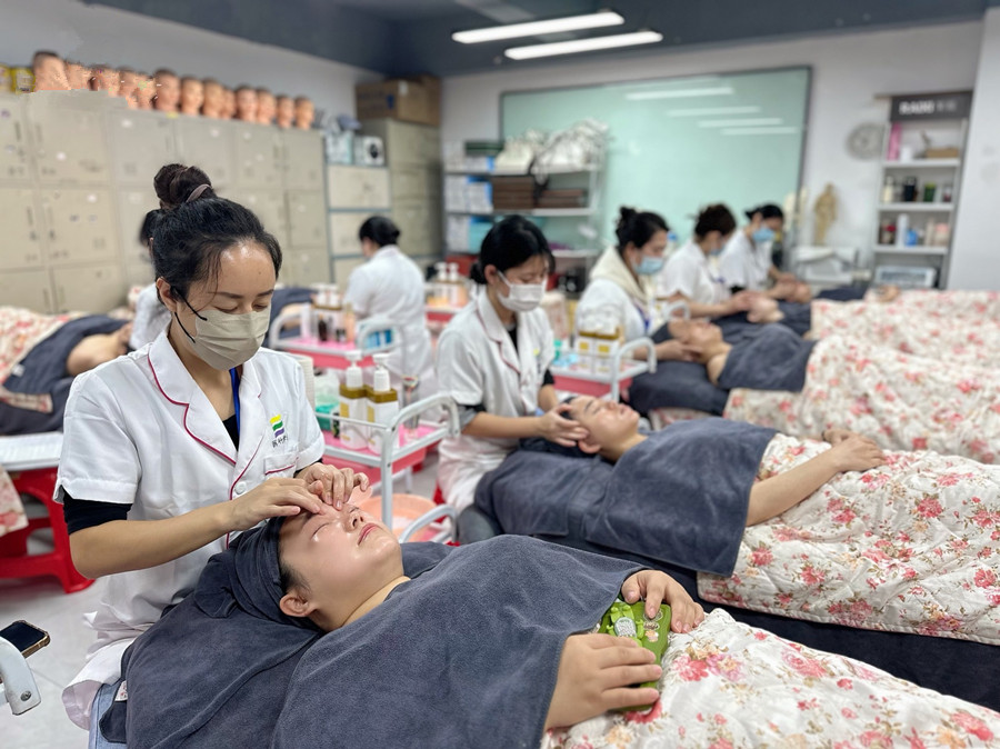 南寧美容師職校：面部手法隨堂檢測(cè)