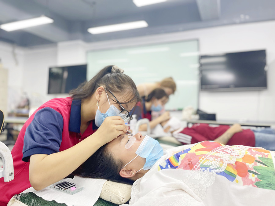 如何成為高價美睫師？南寧美睫學(xué)校排行分享技巧