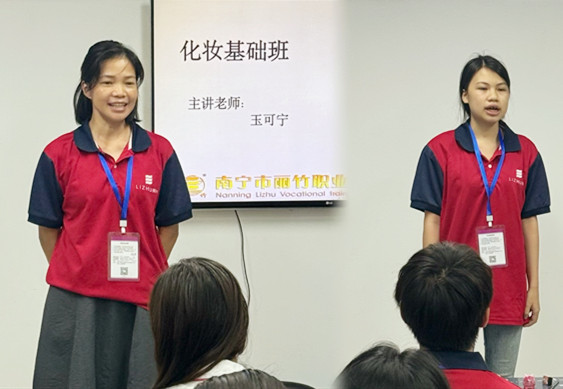 化妝新生自我介紹，廣西化妝課堂日常